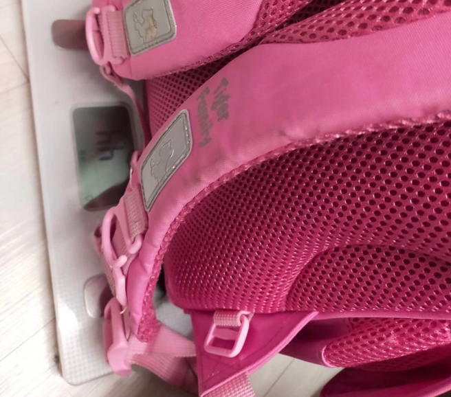 小一女儿的书包4.4公斤，每天背着上下学，让这名妈妈很心疼。（翻摄自爆怨公社）