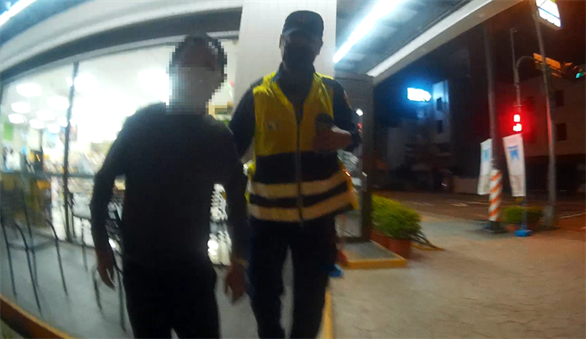 台中市一名老翁从后里出门要去理髮，却骑到北屯，夜深迷途，幸员警连络家属平安返家。（民眾提供／卢金足台中传真）