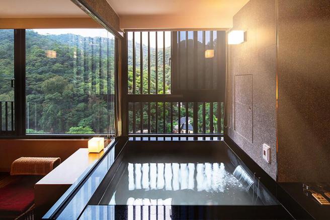 （北投亚太饭店推出「妈咪好馨情」住房专案，其客房汤池可眺望窗外景致。图／北投亚太饭店）