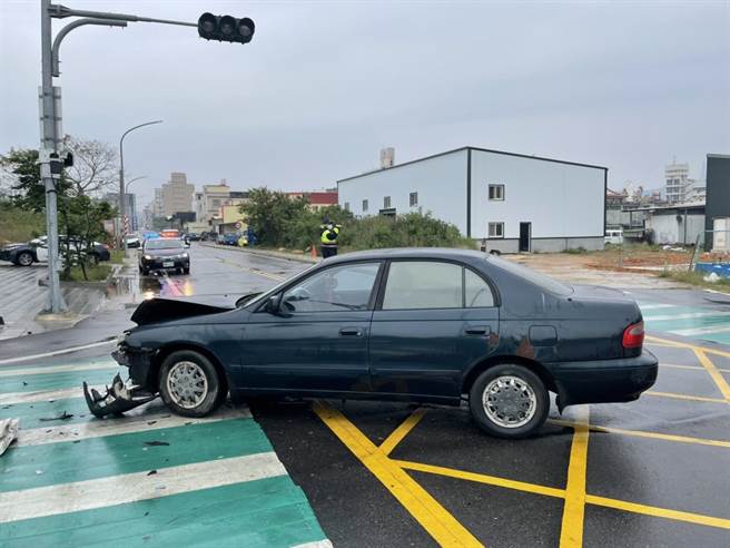 金门最近发生多起路口车祸，金湖卫生所附近昨2车擦伤，造成2名驾驶受伤的事故。（警方提供）