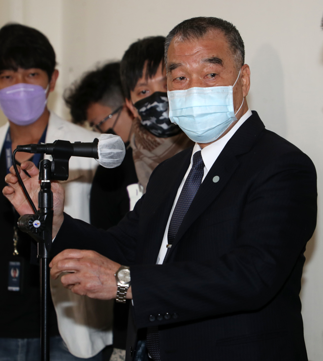 國防部長邱國正（見圖）20日出席外交及國防委員會繼續審查111年度中央政府總預算案附屬單位預算關於國防部主管非營業基金，並於會前受訪。（劉宗龍攝）