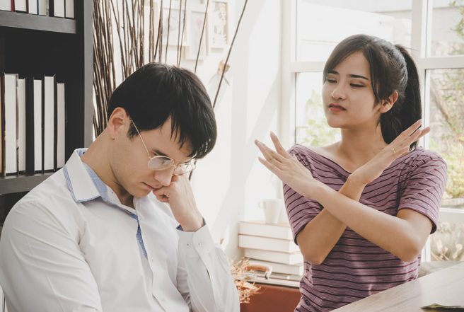 人妻与公公教育理念闹不合又，与老公讨论搬出去住，但因为疫情严峻，发文询问网友们是否要延缓搬家。（示意图/Shutterstock提供）