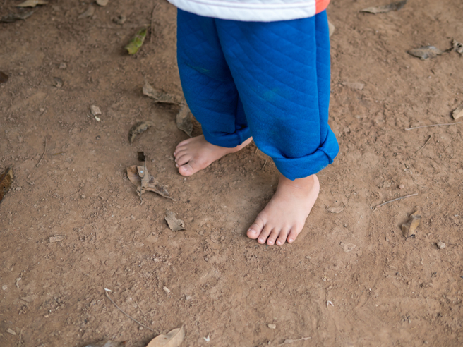 一名老师在网路上分享，凌晨目击一名3岁男童赤脚在超商前哭泣，母亲则在旁拿纸卷抽打。（示意图／Shutterstock）