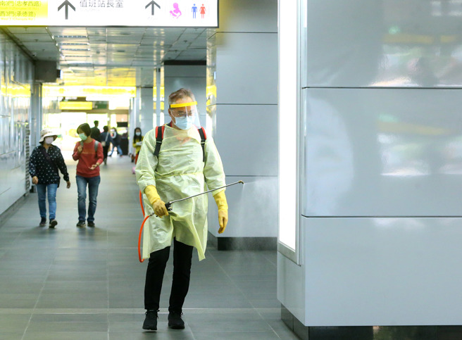 招名威建议在120天达到与病毒共存期间，还未打疫苗的族群赶快施打，少接触人群、高风险族群不要出门，才能将伤害降到最低。（图／示意图，记者黏耿豪摄影）