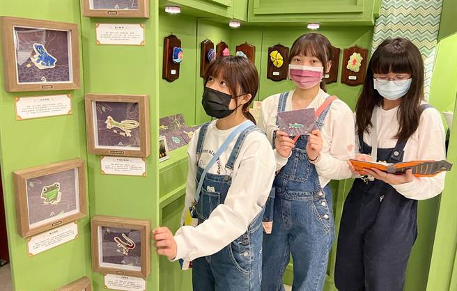 弘光文创系学生用大甲溪发想，设计相关化石、动物图鑑作品。（陈世宗摄）