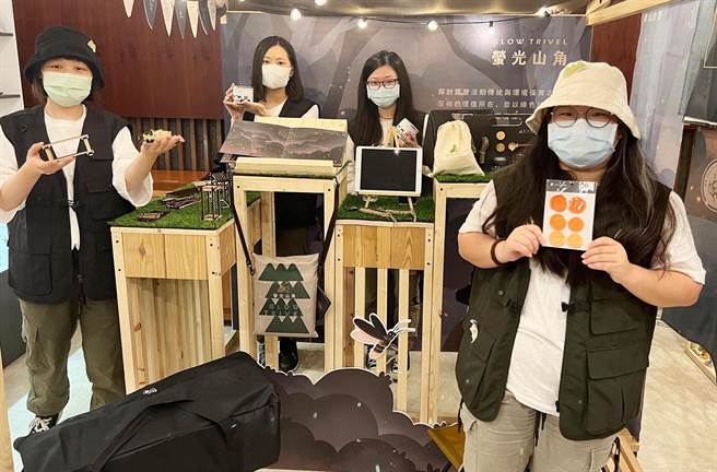 弘光文创系学生结合露营与萤火虫，设计相关商品。（陈世宗摄）