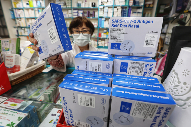 中央流行疫情指揮中心今天表示，暫不考慮用快篩陽性直接認定確診。（黃世麒攝）