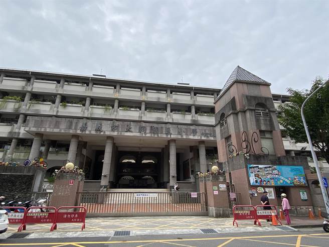 嘉義市大同國小學童染疫，班級停課三至十天。（廖素慧攝）