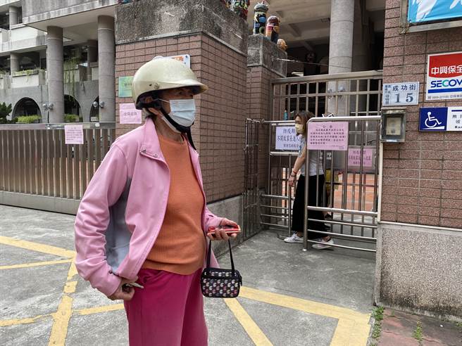 嘉義市大同國小學童染疫，阿嬤守在學校外門口。（廖素慧攝）