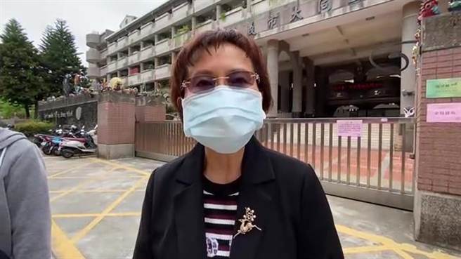 嘉義市大同國小校長盧淑娟說明防疫停課措施。（廖素慧攝）