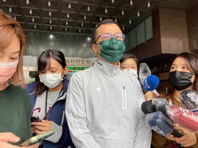 罗智强稍早在北市府前接受媒体访问。（黄婉婷摄）