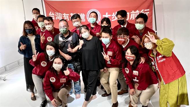 台湾基进党陈奕齐率领10多位南台湾选将，率先公布2022年选战形象，并进行团体棚拍，象徵「全台选战起跑」。（柯宗纬摄）
