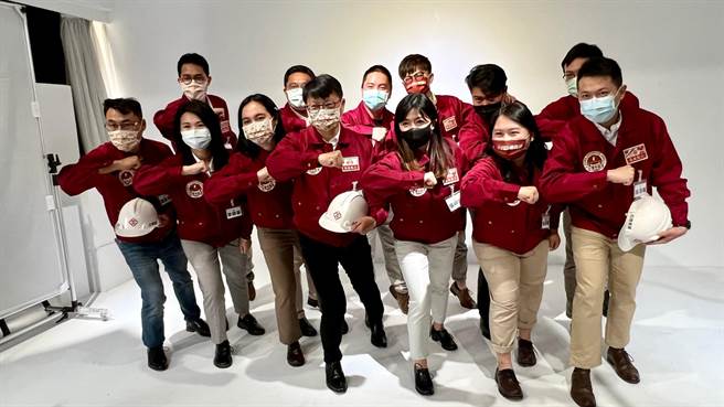 台湾基进党陈奕齐率领10多位南台湾选将，率先公布2022年选战形象，并进行团体棚拍，象徵「全台选战起跑」。（柯宗纬摄）