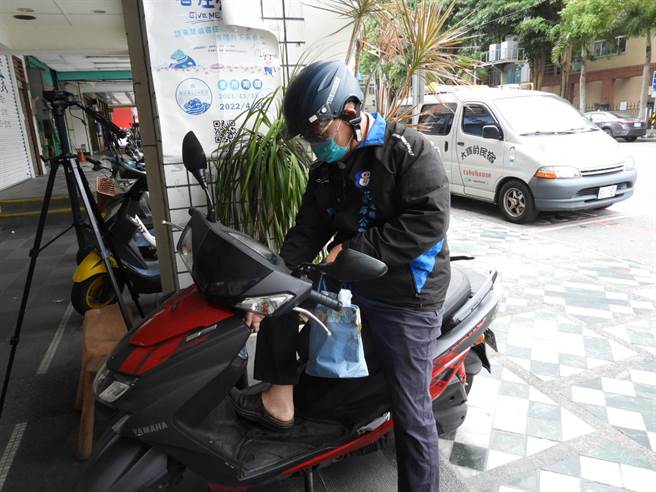 花莲地形狭长，医疗资源多集中于市区，原民偏乡无社区药局，送药到府恐面临挑战，因此花莲县药师公会将召集全县26间响应送药到府的药局医师，协调分配配送区域。（罗亦晽摄）