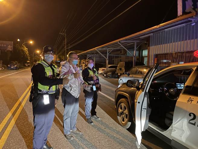 花莲县药师公会常务监事赵瑞平昨晚到秀林乡崇德地区的5个地方送药，其中一度因偏乡小路多，找不到路，幸好遇到巡逻员警，请他们带路，才顺利将药送至患者家中。（赵瑞平提供／罗亦晽花莲传真）