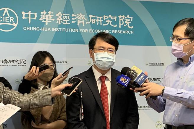 （中华经济研究院长张传章表示，出口和民间投资表现亮丽，持续带动今年经济成长。图／陈碧芬）