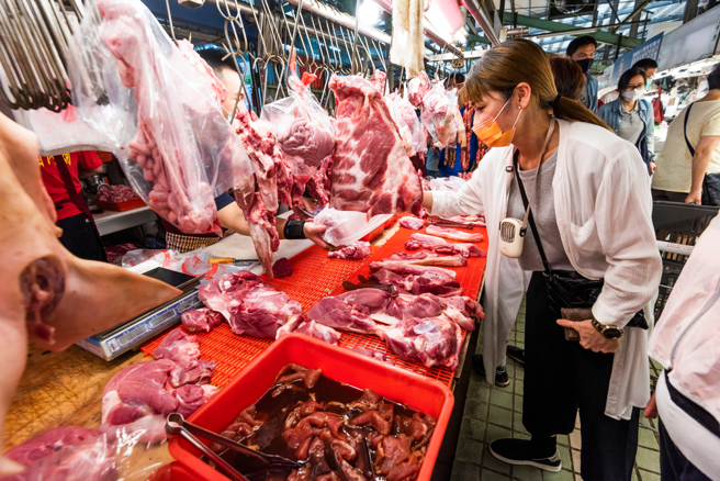 一名猪肉摊老板分享他的熟客担心在家敲肉会吵到邻居，便自带肉槌在摊位上敲。（示意图／Shutterstock）