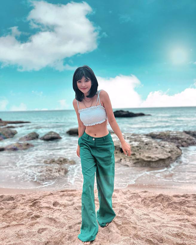 壮壮化身绿色小精灵，在海边崭露笑顏。(图/壮壮 IG)