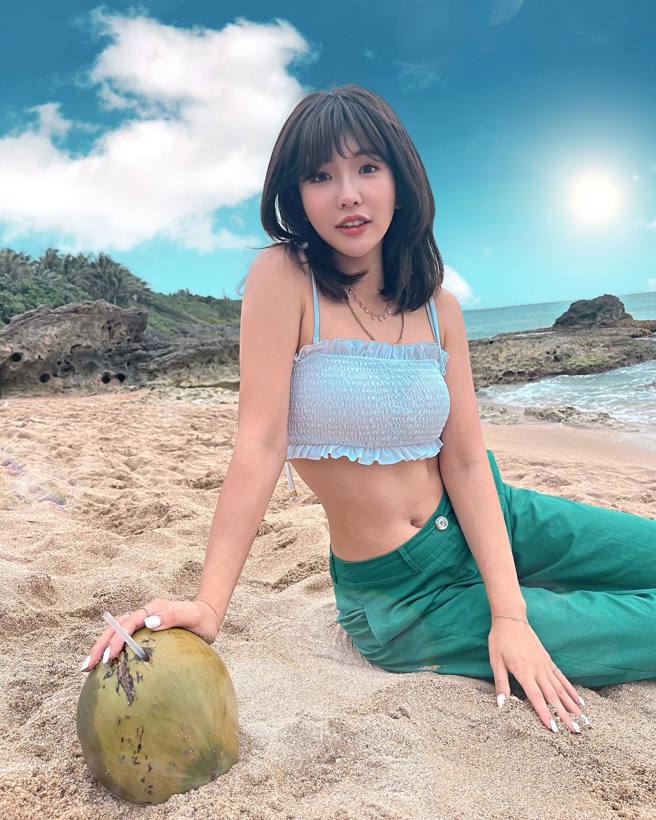 壮壮晒美照搭配碧海蓝天的场景，让网友直呼美翻了。(图/壮壮 IG)