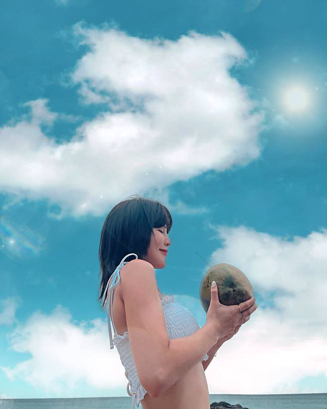 壮壮晒出在海边清凉装扮的美照。(图/壮壮 IG)