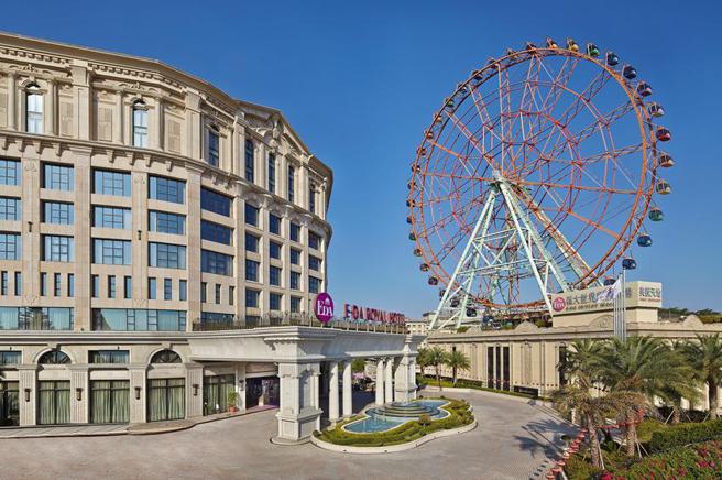 （義大皇家酒店推出「午Go好玩」周末限定住房專案，周末不早起，升等自助式午餐不加價。圖／義大皇家酒店提供）