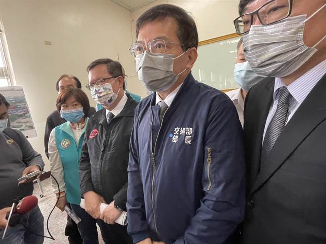 王国材喊话台铁员工，台铁公司化草案加入工会建议希望折衷看大家是否能接受。(吕筱蝉摄)