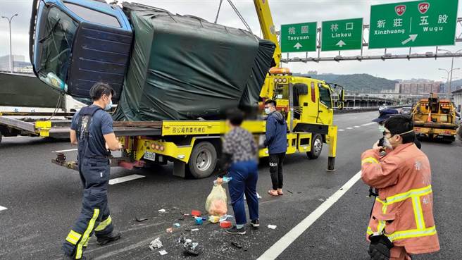 拖吊车到现场将事故车辆排除。（翻摄画面）