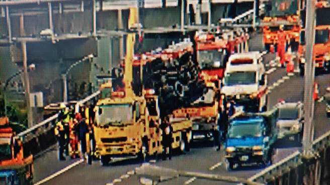 事故造成车道占用，使该路段通行一度受影响。（翻摄画面）