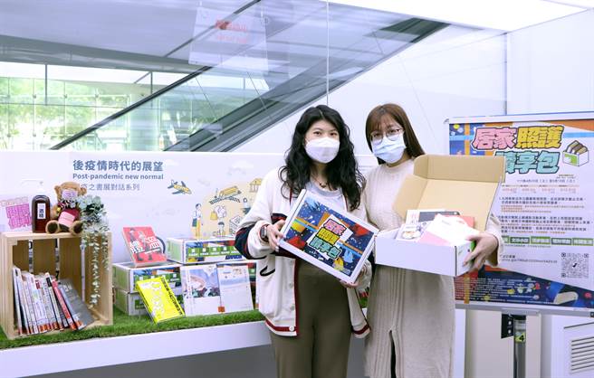 新北推居家照护读享包宅配书籍。（新北市立图书馆提供）