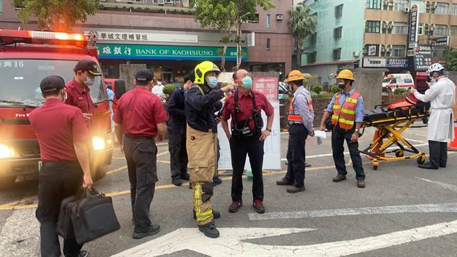 高雄苓雅区圣功医院建国一路圣功医院3楼库房20日凌晨5时44分发生火警，高市府消防局接获通报后，紧急出动19车43人前往抢救，幸亏无人受困、伤亡。（翻摄画面／洪浩轩高雄传真）