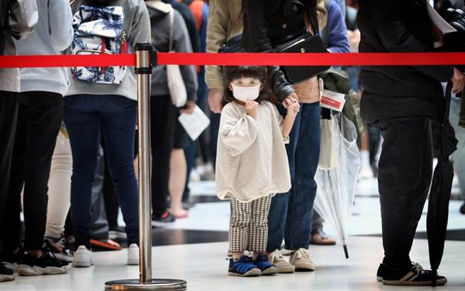 台湾儿科医学会秘书长彭纯芝表示，儿童在轻度演变到中度的过程较不容易界定，大家也会担心。因此，儿科医学会协助整理出6＋6的症状观察，让大家留意，让紧急就医、叫119可以有个依据。图为儿童。（中时资料照）