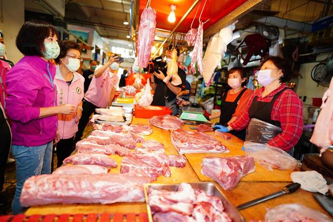 民进党立委何欣纯20日即安排至东区建国市场争取摊商及买菜民眾认同。（何欣纯服务处提供／张妍溱台中传真）