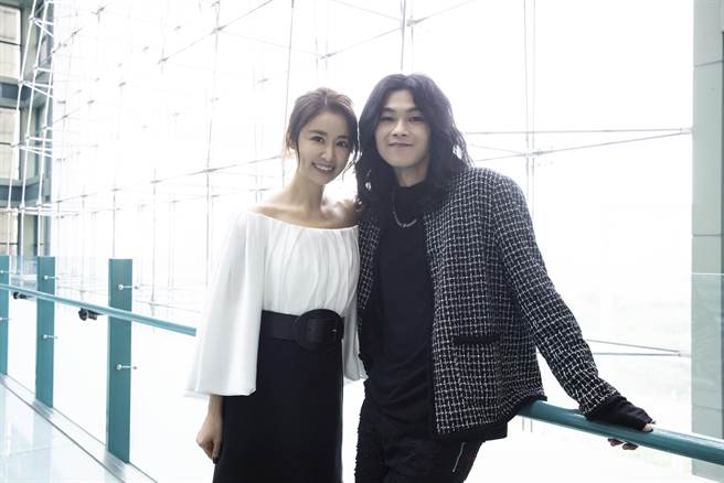 林心如（左）与麋先生圣皓合作〈请别爱我〉。（相信音乐提供）