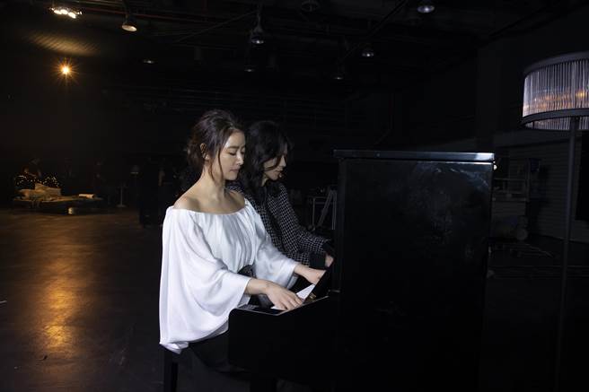 林心如（左）与麋先生圣皓在片场即兴四手联弹。（相信音乐提供）