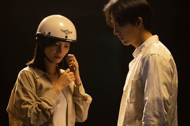 吴子霏（左）、邱昊奇在〈请别爱我〉诠释恋爱中的起承转合。（相信音乐提供）