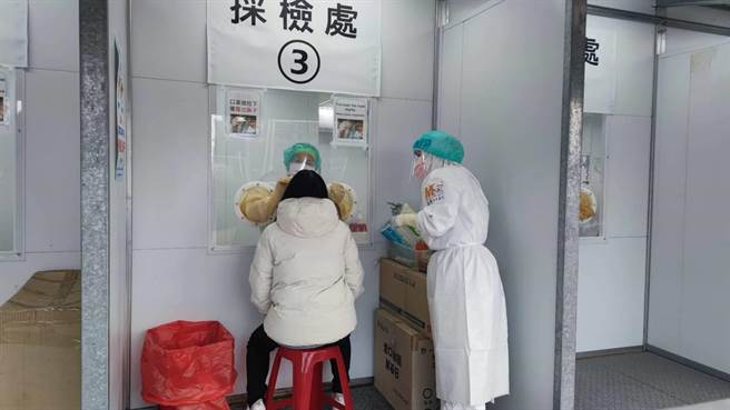 桃园市圣保禄医院将1名民眾阴性登录成阳性，引起民眾不满。（採检示意图）（赖佑维摄）