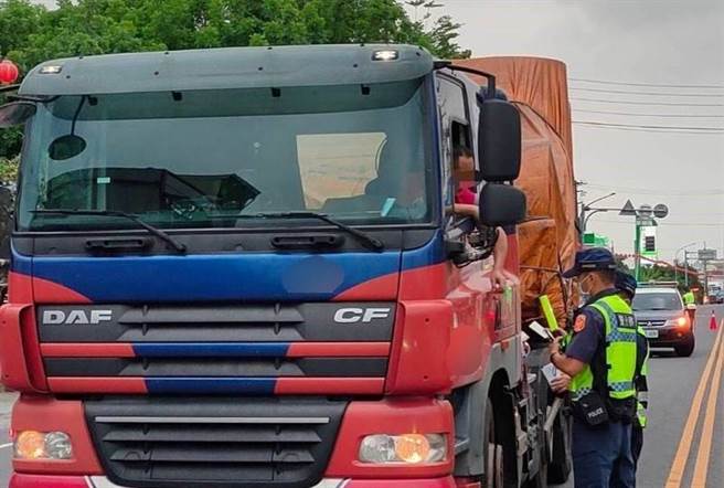 對於大型車輛違規，岡山警方將加強執法。（警方提供／林瑞益高雄傳真）