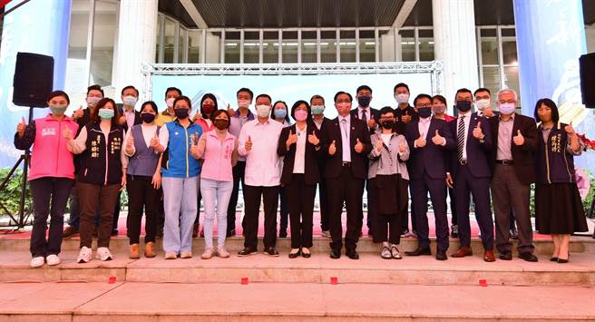 彰化县政府委托彰化市公所代办彰化市第二停车场BOT案，迎来友联国际股份有限公司投资中友百货彰化馆，20日上午于县府前广场举办签约记者会，正式启动彰化县第一家百货公司BOT签约。（吴敏菁摄）