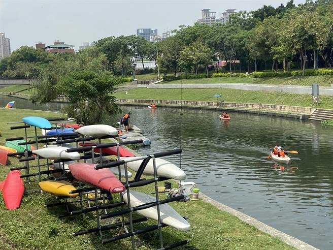 大里区康桥水域成为做为水域活动或轻艇选手训练、比赛场地。（卢金足摄）