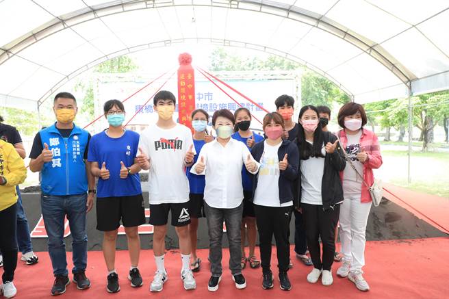 台中市长卢秀燕20日与议员、地方代表、运动选手等人为「改善台中市南区康桥水域运动环境设施兴建计画」开工动土。（卢金足摄） 