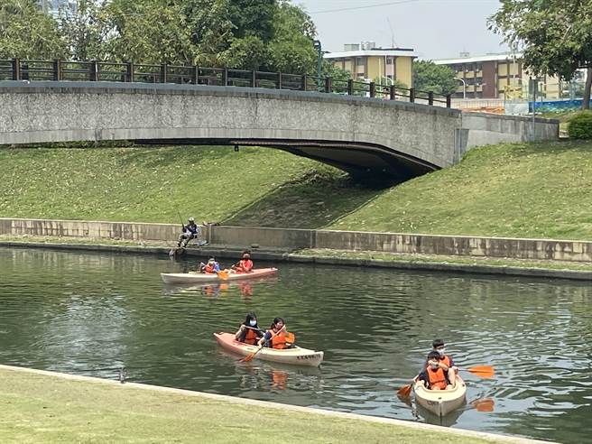 大里区康桥水域，不仅是全国知名的水环境营造示范点，也是轻艇运动的训练基地。（卢金足摄）