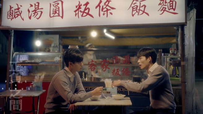 林上豪（左）、石承鎬在BL劇組「鄭傅CP」，親到虛脫。（照片／CATCHPLAY提供） 