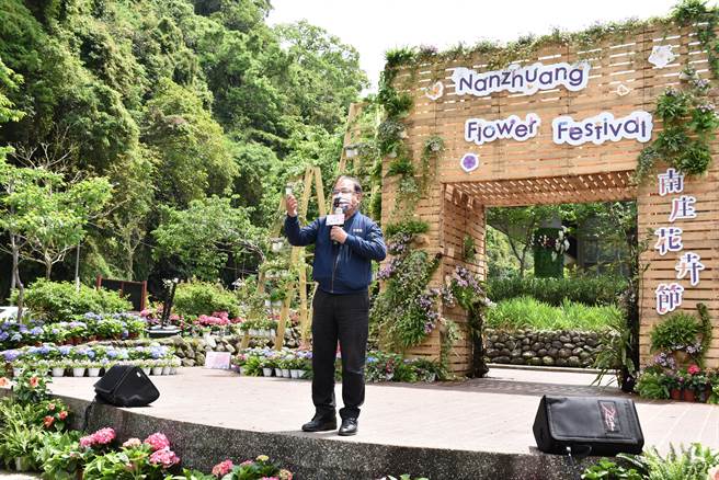 参山处长曹忠猷介绍今年南庄花卉节4大打卡点及22处亮点。（谢明俊摄）