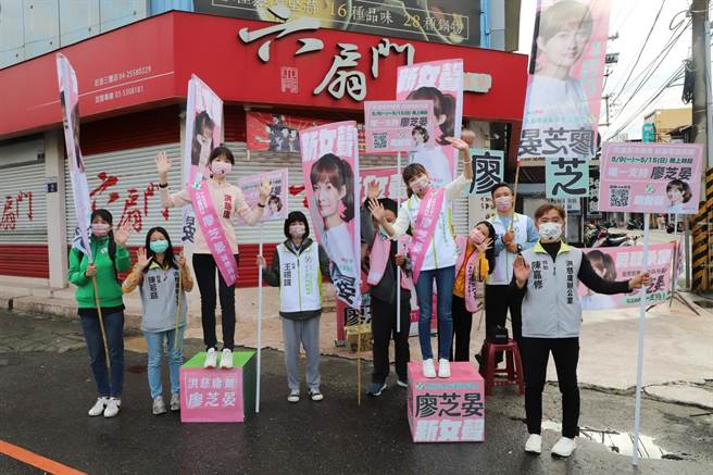 前立委洪慈庸20日陪同第四選區市議員參選人廖芝晏，於后里三豐路＆甲后路口拜票。（廖芝晏服務處提供）