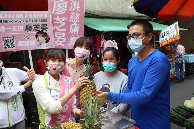 洪慈庸今天陪同第四選區市議員參選人廖芝晏，前往后里市場拜票，希后里鄉親支持在地的年輕人。（廖芝晏服務處提供）