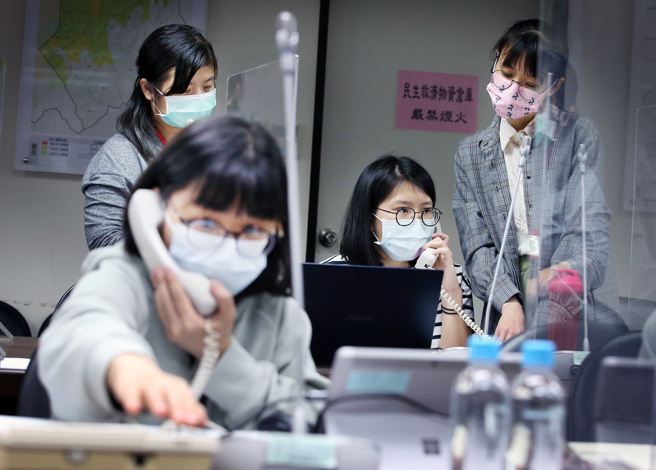 居家隔離者可自行步行就醫或親友載，要先聯絡衛生局解除電子圍籬。（范揚光攝）