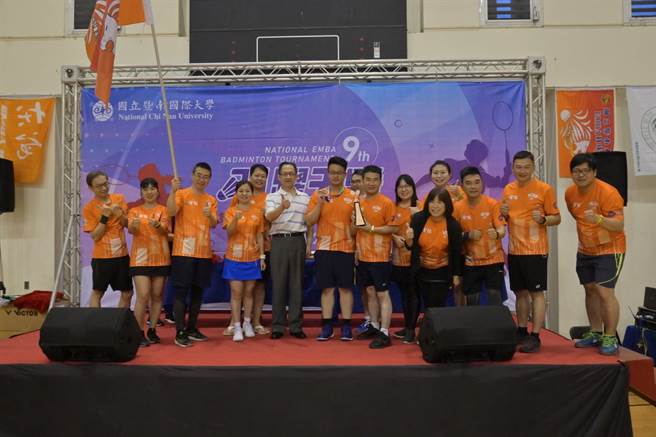 除了由各個成功的EMBA學員、企業挹注經費外，甚至連比賽器材都有贊助，會後所有結餘款近73萬元，也全部捐給暨大。(校方提供／吳建輝南投傳真)