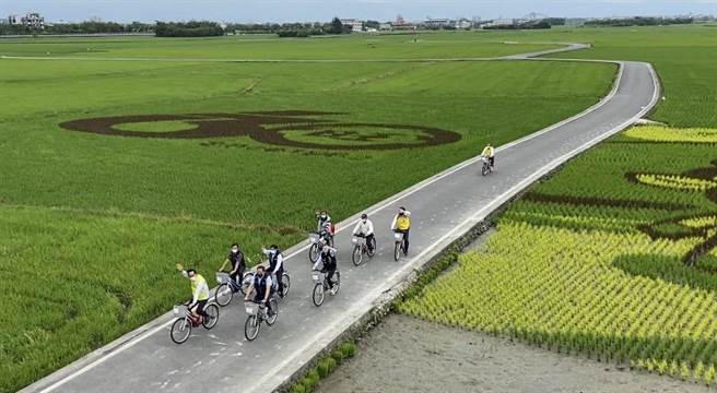 宜蘭版的伯朗大道，2022三奇美徑系列活動5月1日開始了，冬山鄉公所規劃一系列活動，4月底就可欣賞超萌可愛小鹿、冬山車站及旺旺集團的「60」和「旺」字的彩繪稻田。（吳佩蓉攝）