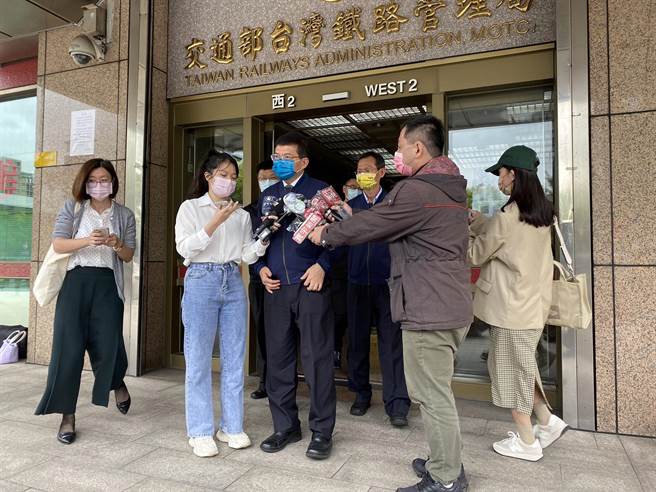 交通部长王国材（中）日前与台铁企业工会协商破局，工会发起的五一劳动节不加班确定续行。（本报资料照）