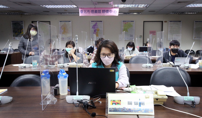 有民眾反应等不到隔离通知，陈时中回应：大家应有自主应变能力；图为信义区关怀中心工作人员正在联络居隔民眾。（范扬光摄）